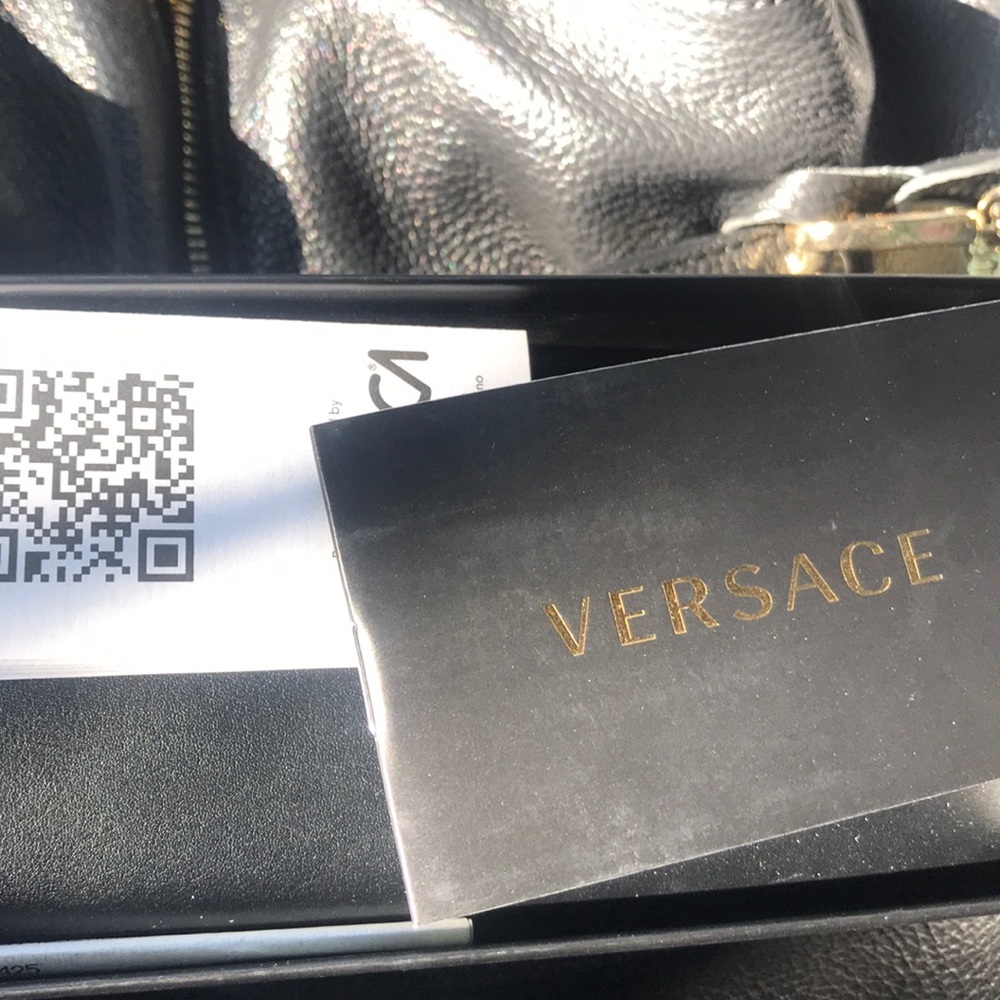 Versace - Picture 2 of 4